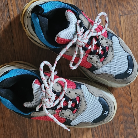 Balenciaga Triple S Low Top Chunky SneakersBlue, Grey & RedColorblock Pattern - Picture 4 of 8